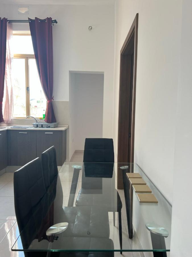 Room With Private Bathroom Слима Екстериор снимка